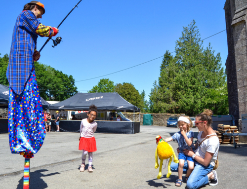 La peluche Jean Marc fait des calins aux enfants